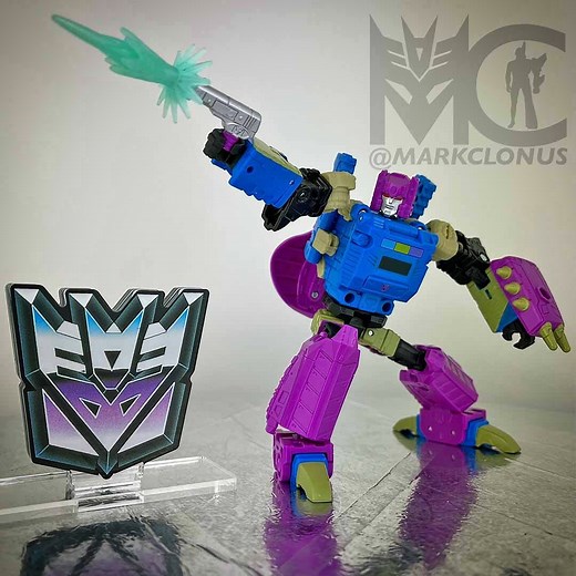 Transformers Legacy United Deluxe Squeezeplay Official In-Hand Images & Behind The Scenes