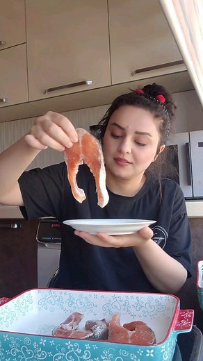 Ülviyye Hemidli on Instagram: "Mən qaçıram bayram sifarişlərinə siz bəyənib, üstəlik də bildiyiniz balıqla bağlı maraqlı reseptləri yorumlara yaza bilərsiz. 👇 Sonda atamın yüngülcə tərifləməyidə var.🤭))) Yanında ayran hazırlayın olacaq tamm. Yenicə aldığım məlumata görə ))))siz demə ki ayranla balıq zəhərləyirmis birlikdə. Bunu bilirdiz?? 3 parça balıq 2 ədəd kartof 2 ədəd yaşıl bibər 2 diş sarımsaq 2 ədəd kiçik pomidor Alca zeytun yağı Duz İstiot #cooking#saglamqida#qan azlığı#pehriz #diet#co