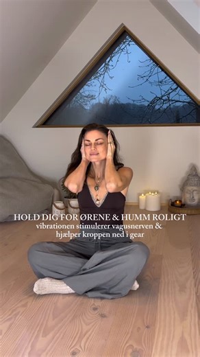 Malene Østergaard on Instagram: "Denne uge har vi haft fokus på at blive bedre til at hvile og mindske tankemylder, for at runde det godt af tænker jeg, at vi i aften kaster os ud i hele 3 øvelser - er du frisk på at give dem et forsøg? 😌💫 -et par rolige øvelser som disse før sengetid, kan være med til at: – sænke kroppens indre tempo – mindske uro i mave og lænd – gøre det lettere at falde i søvn 🧘🏻‍♀️💛 Når kroppen stadig “kører”, kan det være svært at finde ro – også selvom vi er trætte. 