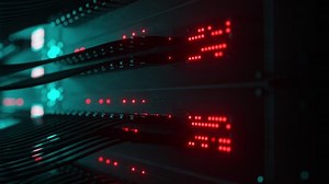 イーサネットケーブルを接続した最新のインターネットネットワークスイッチの拡大図。インターネットサーバーのLEDが点滅。ビッグデータ・センター・マイニングの概念。クラウドコンピューティングと通信