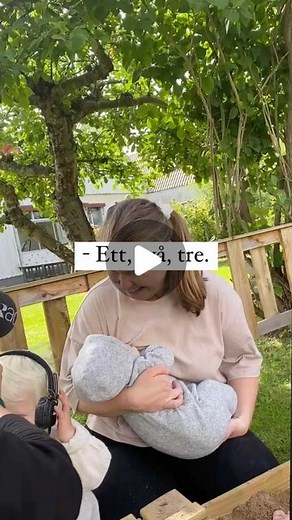 Jenny Larsson - Hon med CP on Instagram: "Ni är flera som blev besvikna över att vi inte sjöng i intervjun med P4 🥰 Men vi sjöng! Och det var med när det sändes i radio men kom inte med i klippen som finns tillgängliga nu på webben ☺️ Så därför får ni höra det här istället! Lyssna och njut till en Astrid som nog aldrig tidigare sjungit så försiktigt 🥰❤️"