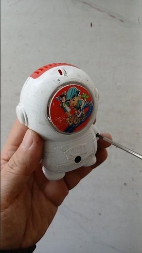 See what's inside the mini robot fan found in a pile of old mini toy fans.