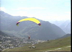 Le ciel du Val de Bagnes coloré par les meilleurs parapentistes. A l’occasion de l’Open de Verbier en 1989, les virtuoses du parapente montrent toute l’étendue de leur talent. Les archives de la RTS | RTS Sport