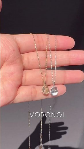 本日一般販売開始の新作MINAMOジュエリー✨しずく型のルースとMINAMOのうるうる感がマッチしていて大人可愛いアイテムになっています☺️ #voronoi #MINAMOジュエリー