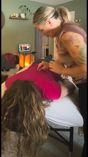 Surrendering to the body is so powerful💥💥 Surrender asks you to stop controlling, stop bracing, and actually feel. And that’s when the old patterns rise — the tension, the memories, the protective walls your body built to survive. This is why surrender is hard… not because you’re doing it wrong, but because your body is finally safe enough to speak. This is where Spinal Energetics becomes powerful. It guides you out of the mind and into the body. It helps the nervous system soften, unwind, and