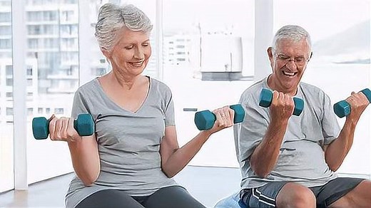 中老年人健身力量训练要多做复合运动，增强身体协调性和稳定性