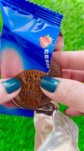 ASMR Oreo Cakester Strawberry 🍓 #asmr #asmrsounds #satisfying #oreo #unpacking #chocolate #fyp