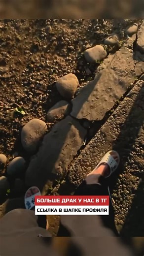 Арина on Instagram: "日本利用压电瓷砖将脚步转化为电能。这些瓷砖捕捉来自你脚步的动能。当你行走时，你的重量和动作会对瓷砖产生压力。瓷砖会轻微弯曲，从而产生机械应力。瓷砖内部的压电材料将这种应力转化为电能。每一步都会产生少量电荷，而数百万步结合在一起就能产生足够的电力来驱动 LED 灯、数字显示屏和传感器。在像涩谷车站这样繁忙的地方，每天大约有240万个脚步为这一系统作出贡献。这些电能可以被储存或立即使用，从而减少对传统电力来源的依赖，并支持可持续的城市基础设施。这种方法将日常运动转化实用的可再生能源＃日本#知识#事实#你知道吗#推荐#科技创新 历史 技术实验热门"