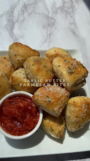 garlic butter parmesan bites | perfect little appetizer or snack✨I had so many requests for a tutorial. Let me know if you make them. I love to see people enjoy my recipes🫶🏼Recipe: cut each biscuit dough in 4 pieces •place on baking sheet & bake at 375 for 10min or until golden•melt 1tbsp butter with 1tsp garlic & parsley •pour over biscuits & toss together •top with grated parmesan •serve with bruschetta sauce or marinara #appetizers #snacks #easyrecipes #appetizerideas #garlicbread #garlic |