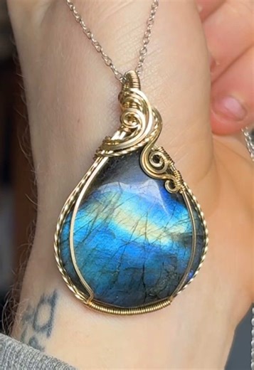Custom Brass Pendant ✨ I just recently started working with brass wire for my pendants and wow, I don’t know why I haven’t worked with it sooner! Of course you see me working with it for earrings all the time.. but now you can expect to see lots of pendants in brass😍 this labradorite was such a stunner, it had all the colors from blue, to yellow, to green. I’m so happy with how it turned out!😄 • • • • • #jewelrytutorial #labradoritejewelry #customjewelry #handmadenecklaces #labradorite