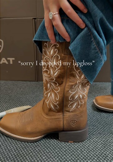 HOLD THE PHONE 🔥 Brand new @Ariat boots just in! Holly square toe boots • so so stunning! #ariat #ariatboots #westernfashion #ariataustralia #condamineclothing