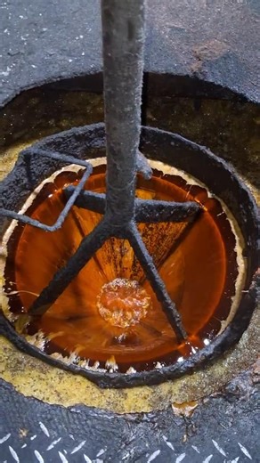 • Di dalam Clarifier Settling Tank (CST) station Klarifikasi di pabrik kelapa sawit, skimmer adalah alat yang digunakan untuk mengutip minyak CPO (Crude Palm Oil) yang terpisah dari air dan sludge. • Skimmer ini bekerja dengan cara mengambil lapisan minyak yang mengapung di permukaan tangki, memastikan pemisahan yang efektif dan pengutipan minyak yang optimal. • • #Fyp_Jangkauan #Fyp_Tayangan #Fbpro #Monetisasi | Ruliadi Saragih