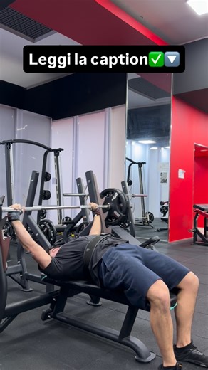 Matteo D'Antona | Personal trainer | Powerbuilding on Instagram: "1-Ho lavorato sulla mia tecnica cercando di migliorare i miei angoli di spinta,facendo in modo che il gomito sia esattamente sotto il bilanciere , e mi sono concentrato sulla lavorare sul caricamento toracico imparando ad andare incontro al bilanciere durante la fase eccentrica .✅ 2-Ho lavorato sulla mobilità delle mie spalle ,per migliorare ulteriormente il mio set-up✅ 3- Ho modulato volume ,frequenza e intensità dell’alzata ✅ 4-