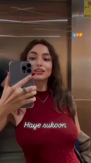 ★彡[😘 ʀᴏᴍᴀɴᴛɪᴄ 🪴 ᴅᴜɴɪʏᴀ 😘]彡★ on Instagram: "1997년 개봉한 영화 Titanic은 잭과 로즈의 운명적인 사랑을 통해 비극 속에서도 오래 남는 감정의 깊이를 보여주는 작품입니다. 화려한 연출보다 인물의 감정에 더 집중한 제임스 카메론 감독의 스타일은 지금 다시 봐도 묘하게 가슴을 울리죠. 배가 침몰하는 장면이 아닌, 두 사람이 서로를 바라보던 순간들이 더 강하게 기억에 남는 영화이기도 합니다. 이 감정을 완성해주는 곡이 바로 셀린 디온의 *“My Heart Will Go On”*입니다. 처음 들으면 잔잔한데, 어느 순간 자연스럽게 가슴이 벅차오르는 느낌을 줍니다. 특히 후반부의 고조되는 보컬은 영화 속 잭과 로즈의 마지막 장면과 겹쳐지면서 괜히 마음이 서늘해지기도 하고요. 많은 분들이 “이 노래가 나오면 왜 그 장면이 자동으로 떠오르는지 모르겠다”고 말하는데, 그만큼 영화와 음악이 자연스럽게 얽혀 있는 곡입니다. 1998년 아카데미 주제가상을 비