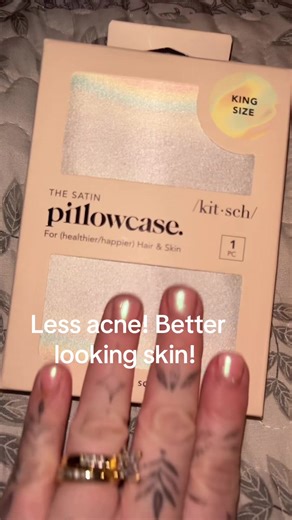I finally upgraded my pillowcase and I get the hype now 😭 The Aurora king size pillowcase from KITSHE is super smooth, gentle on hair, and way better for your skin overnight. Perfect if you’re trying to protect your hair between washes and keep your skin happy. #kitsch #pillowcase #haircarefinds #beautyathome #sleepupgrade @Kitsch