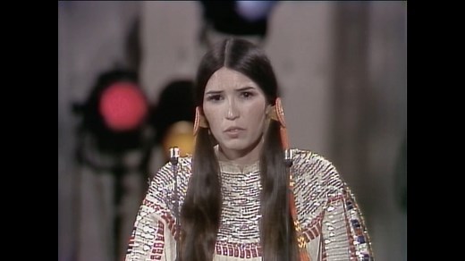 Sacheen Littlefeather tells the story of why Marlon Brando called to ask if she would represent him at the 45th Academy Awards, and what happened on that night. Nearly 50 years later, she finally received a formal apology from The Academy. (🎞: Reel Injun) | CBC Gem