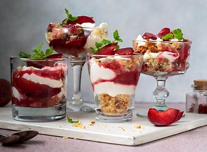 LAŽNE KNEDLE SA ŠLJIVAMA U ČAŠI - BEZ KROMPIRA I TESTA: Tradicionalan slatkiš u novom ruhu za super slatku jesen