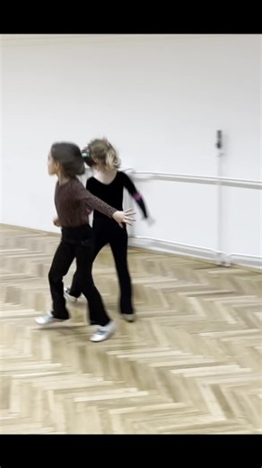 Kezdő csoportunk első osztályos kislányainak nagyszerű Polka gyakorlata. 😊 Mivel a tánc nemcsak lányoknak való, ezért várjuk melléjük a vagány kisfiúkat is. 😉 A társastánc egyszerre fejleszt testet és lelket. Javítja a mozgás- és zenei készségeket, formálja az ízlést, és természetes módon tanít együttműködésre, figyelemre és elfogadásra. Olyan értékeket közvetít, amelyek a családi mindennapokban is visszaköszönnek. 📱Ha szeretnél csatlakozni hívd a 36-20-244-1336 telefonszámot további informác