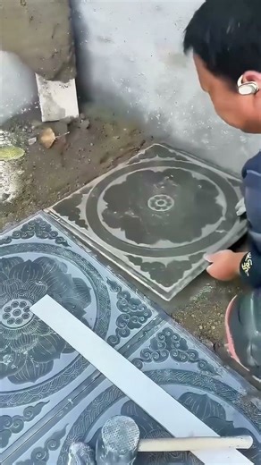 Experienced Craftsman Shows How to Lay Tiles Quickly and Accurately