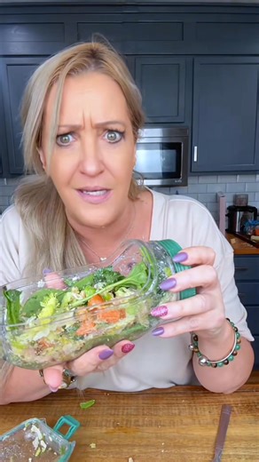 🥗 Vertical Layering Salad Pod 🥑—crafted with handy side openings to keep crisp veggies, savory proteins, and tasty toppings perfectly separated ✨ until it’s time to mix up a flavor-packed bite! | Skillcapable