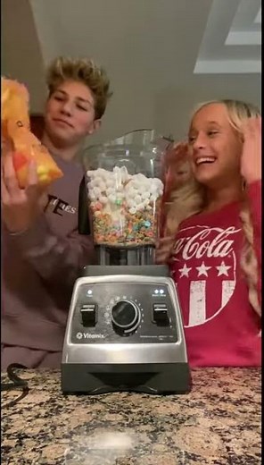 HOW TO MAKE A FRUITY PEBBLES SMOOTHIE AT HOME | BREAKFAST DESSERT CEREAL SMOOTHIE