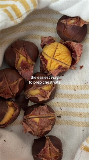 Chestnuts are easy… peeling them is not. The easiest way to prep and peel chestnuts 1) Score a shallow X with the SEKKIN utility knife. 2) Roast at 425°F / 220°C for 20–25 minutes until the shells open. 3) Peel while still warm, shell and inner skin come right off. Enjoy! #sekkin #mysekkin #howto