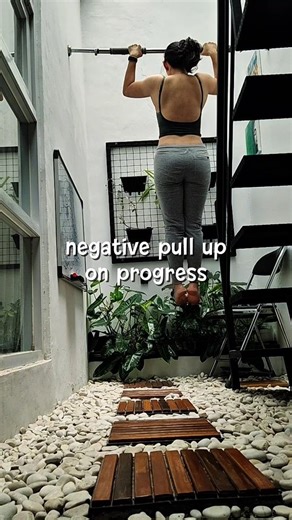 Negative pull up is where strength is built. Turunnya pelan, tapi progress-nya nyata. From shaking → controlling → owning the movement. Trust the process. #calisthenics #homeworkout #workoutmom | Fransiska Yuyun Yuningsih