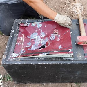 Treasure hunter discovers an abandoned cash vault Partner: Arkeolog | Creative Panda