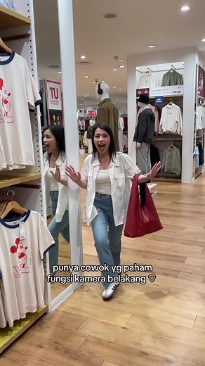 cewek random cowok paham fungsi kamera belakang = 💃🏻💕🫶🏻🌸🎀🎉