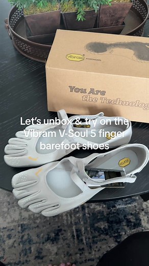 Unboxing the Vibram FiveFingers V-Soul! I’m a size 10 in women’s, so I went with the 43 (that fits 10–10.5) and they fit perfectly. I finally found the silver color after it being out of stock for ages, but it was worth the wait—I really love them! #VibramFiveFingers #vibram #BarefootShoes #Unboxing #MinimalistFootwear