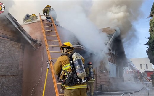 【消防现场】洛杉矶LAFD Station 66 处置空置房屋火灾