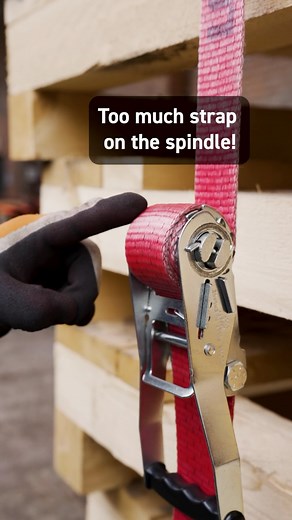 𝙎𝙥𝙖𝙣𝙣𝙜𝙪𝙧𝙩 𝘾𝙤𝙖𝙘𝙝 • 𝙊𝙡𝙞𝙫𝙚𝙧 𝙆ü𝙝𝙣 on Instagram: "⚠️ Achtung! Spanngurt springt auf – Wenn du DAS beim Aufwickeln falsch machst! 😱 🇺🇸 ⚠️ Warning! Strap Release Risk – This Mistake While Winding Can Be Dangerous! 😱 🇩🇪 ❌ Gefahr bei der Wickelwelle! Viele unterschätzen, wie wichtig es ist, die richtige Menge Gurtband auf die Ratsche zu wickeln. Zu wenig? 👉 Das Gurtband klemmt nicht! Zu viel? 👉 Die Ratsche kann aufspringen – und das bringt deine ganze Ladungssicherung in Ge