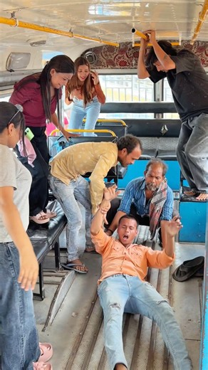 Mirgi Prank Pura Bus Ka Public Shocked 😱🚌 | Funny Reaction Prank 😂