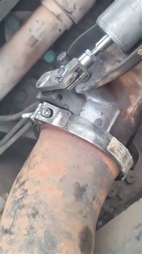 there is a leak in the exhaust gas brake#mechanic #ekhaustbrake #mechnicalengineering