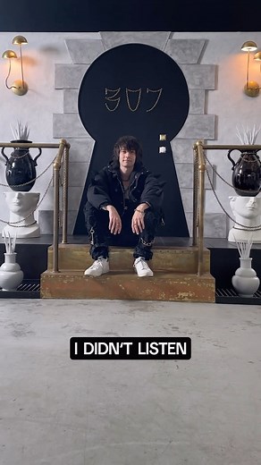 177K views · 118 reactions | Your front door can be something people just pass through — or the reason they want to come inside. 朗 @mcdamnright schools us in the art of making a grand entrance. Tour and shop his Small/Cool NYC design at the link in our bio. | Apartment Therapy | Facebook