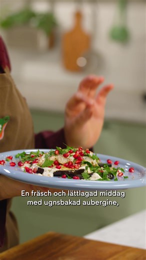 Enkelt, fräscht och smakrikt - precis som vi gillar det😍 TACK bästa Zeina för ett alldeles ljuvligt middagstips❤️ Du hittar receptet här: INGREDIENSER: 4 portioner Torsk 4 bitar torskfilé salt svartpeppar, nymalen smör, till stekning rapsolja, till stekning Rostad aubergine 2 aubergine olivolja Tahinasås 0,75 dl tahinipasta 1 dl turkisk yoghurt 1 klyfta vitlök 1 citron, färskpressad saft 0,5 tsk salt 0,5 dl vatten Topping 0,5 granatäpple, kärnorna färsk persilja, grovhackad sesamfrön, rostade G