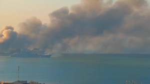 19K views · 577 reactions | ⚔️ Un buque de desembarco ruso dañado y otro destruido En estas imágenes con mejor resolución se ve con mejor detalle a uno de los buques de la clase 'Ropucha' ardiendo completamente y los otros dos huyendo, aunque uno de ellos afectado por el fuego. | The Political Room TPR | Facebook