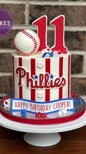 Applying your edible images to fondant helps it keep its shape and prevents wrinkling and bleeding! #edibleimage #cakedecorating #edibleimages #fondant #karolynskakes