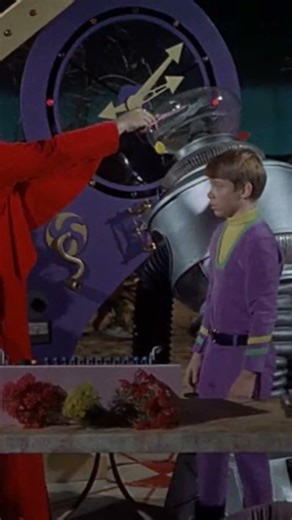 Robot ‪@Jedimaster2022‬ #lostinspace #angelacartwright #billmumy #classictv #classicscifi #retro