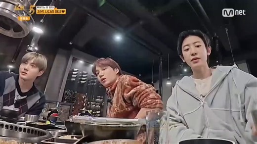 260401 #EXO #엑소 🤍จงอิน : โห มังเน่ของ exo อายุ32 แล้วอ่ะ ปีหน้าก็จะ 33 แล้วเซฮุน : ไม่ถึงอาทิตย์ก็จะ 33 แล้วจงอิน : มาร้านหมูย่าง ได้นั่งกินกับเมมเบอร์แบบนี้แล้วเริ่มอยากคุยเรื่องจริงจังขึ้นมาเลยอ่ะชานยอล : ร้องไห้อ่ะดิ นายอ่ะจงอิน : 555555