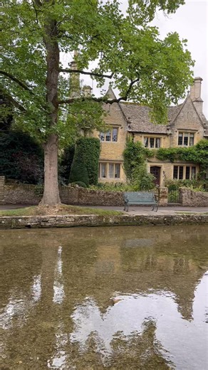 Welcome to Bourton-on-the-Water – the “Venice of the Cotswolds”! Stroll along crystal-clear streams, charming stone bridges, and storybook cottages. 📍 Bourton on the water, Gloucestershire in England #bourtononthewater #gloucestershire #cotswolds #beautifuldestinations | Europe attractions