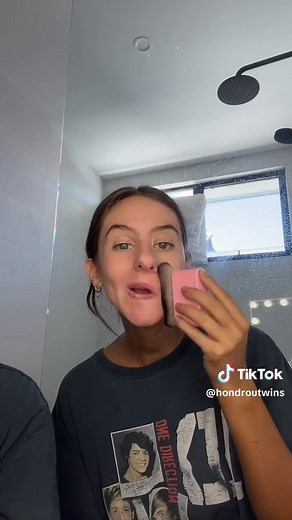 Learn How to Perfectly Contour Your Face with Face Tan Drops