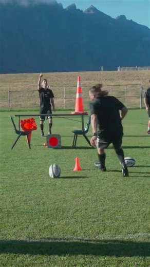 Those Dude Perfect lads are pretty good at rugby 👏🏽