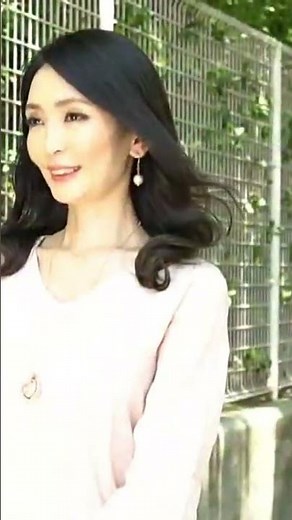 ひと目見て只者ではないスペシャルなオーラを放つ美人妻、43歳・専業主婦。