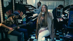 En exclusivité, Synapson vous présentent leur version acoustique de Hide Away, enregistrée depuis leur studio avec Holly et Sirius Trema. On attend avec impatience leur nouvel album au printemps. Enjoy ! | Villa Schweppes