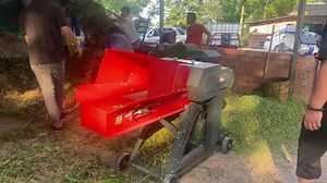 1.Cutting Capacity: Chaff cutters have different cutting capacities, typically measured in kilograms per hour or tons per hour. The cutting capacity determines how much forage material the machine can process within a specific time frame. 2.Power Source: Chaff cutters can be powered by different sources, such as electric motors, diesel engines, or tractor PTO (power take-off). The power source affects the machine's overall performance and suitability for specific applications. 3.Cutting Mechanis