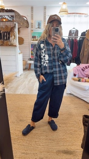 Chemise brodée femme : la Tina taille unique et un pantalon bleu | Keva