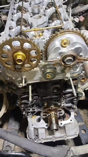 Andri Irawan on Instagram: "Easy way to install the timing chain on a 1TR Hilux and Fortuner engine #reelsvideo #automotive #engineering"