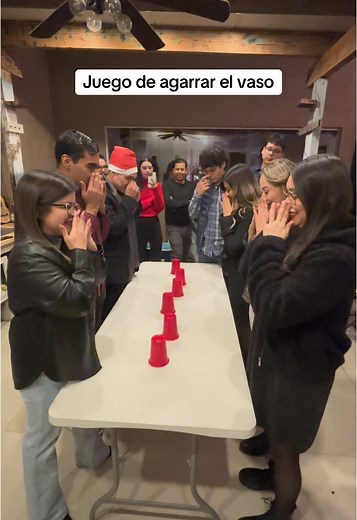 Diversión en la Posada: Juego de Agarrar el Vaso