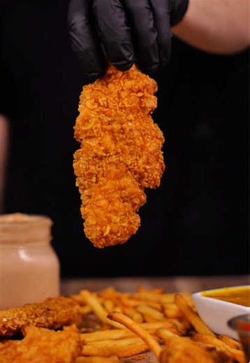 👇🏻Chicken Fingers👇🏻 Get my cookbook with all my high protein meal preps, sauces and sides at the 🔗 in my bio! 👉🏻 @fontyfitness Macros: 135 Calories | 16gP | 12gC | 2gF Ingredients: - 1 Package of Chicken Tenderloins (~6 tenders or 1 lb) - 3 eggs - 3/4 cup (90g) All-Purpose Flour - 100g Crushed Corn Flakes - 2 tbsp Corn Starch - 2 tbsp Baking Powder - Salt - Pepper - Garlic Powder - Onion Powder - Paprika - Note: Noty all corn flakes/flour will be picked up, so best estimates were used for